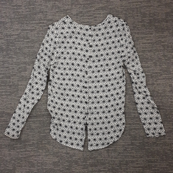 🐶Black and white blouse by H&M size 2 - Picture 4 of 5